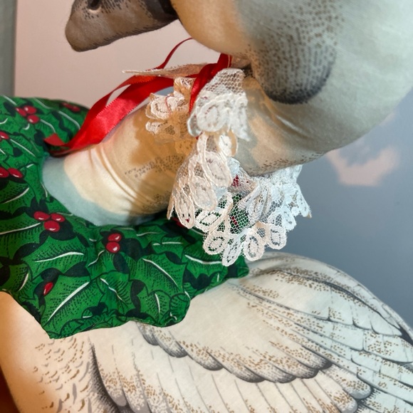 VTG 80s Soft Elegant Swan Holiday Decor with Green Wreath weighted bottom - Picture 6 of 14